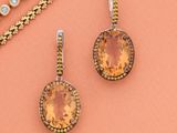 un gros plan sur une paire de boucles d'oreilles et un collier
