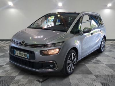 la citrole argentée est garée sur un carrelage en damier