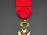 Gros plan sur une médaille portant une étoile