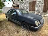 une voiture noire garée devant un bâtiment en pierre