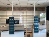 un comptoir blanc et bleu dans un magasin équipé d'une caisse