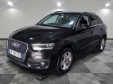 L'Audi QX noire est garée sur un sol carrelé à damier.