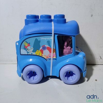 un petit bus jouet bleu avec une petite fille à l'intérieur