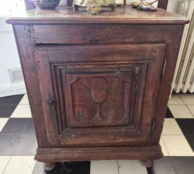 un meuble en bois surmonté d'une horloge