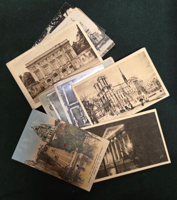 une pile de vieilles cartes postales posées sur une table