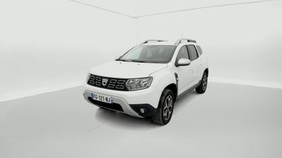 La Dacia blanche est garée dans une pièce blanche
