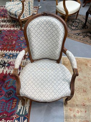 Fauteuil en cabriolet à dossier violonné, en hêtre mouluré e…