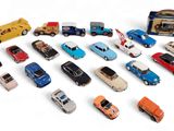un grand nombre de voitures-jouets sur une surface blanche