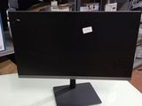 un écran d'ordinateur posé sur une table blanche