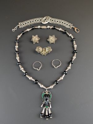 Ensemble composé d'un collier, de boucles d'oreilles et d'une bague en perles argentées et noires