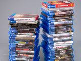 beaucoup de dvd empilés les uns sur les autres