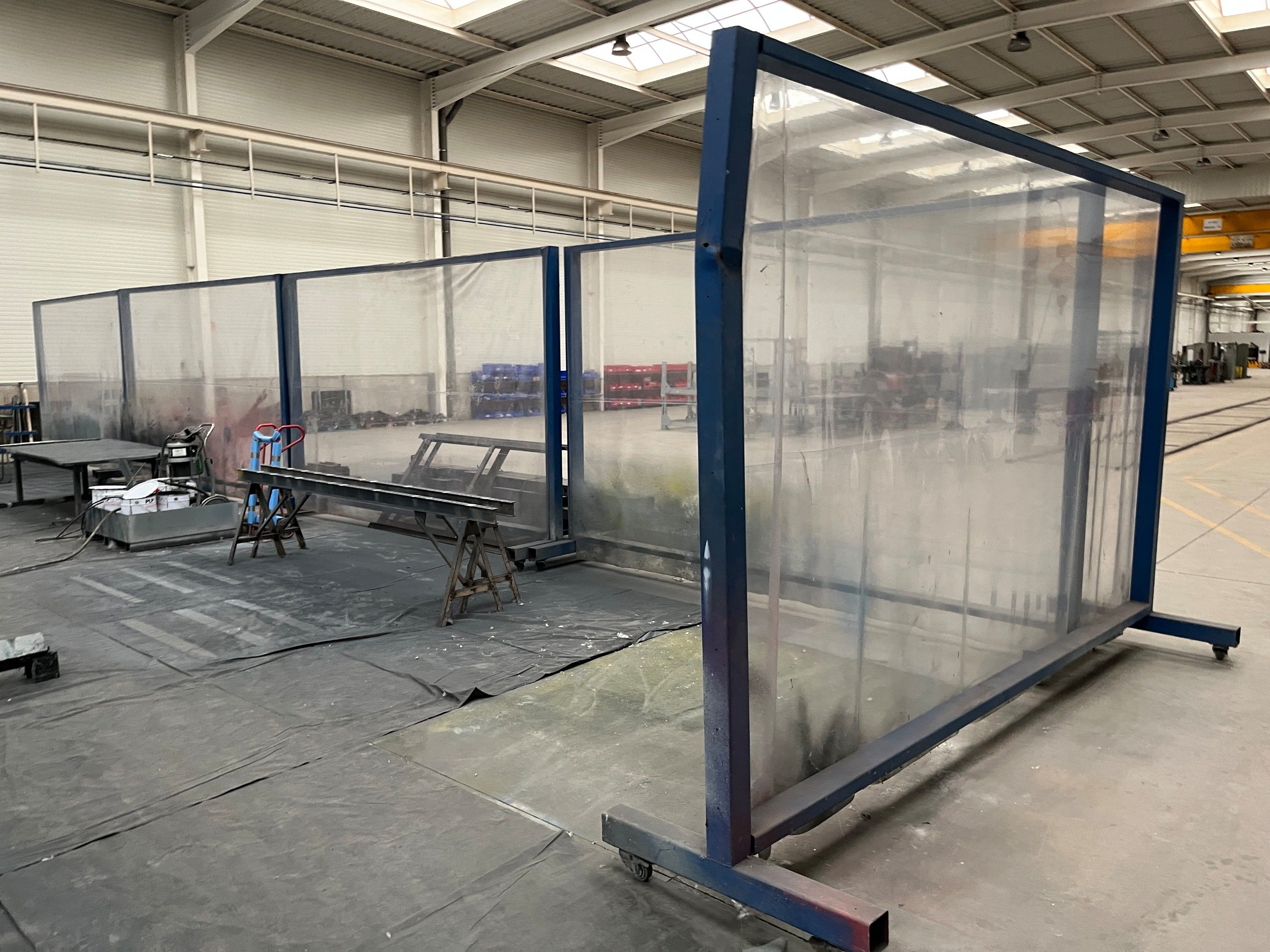 cinq grandes parois de soudure plastifiées, sur roulettes, 4…