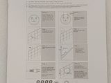 une feuille de papier affichée au mur avec des instructions