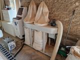 une pièce où il y a tout un tas de sacs accrochés au mur