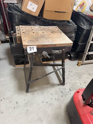 une table placée au milieu d'une pièce