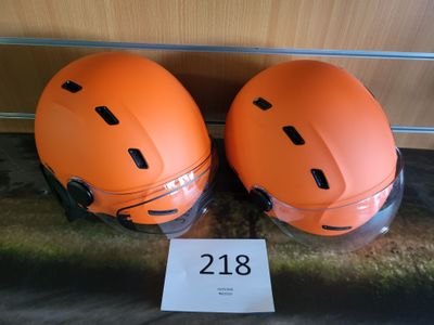 deux casques posés l'un à côté de l'autre