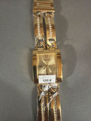 une photo d'une montre-bracelet en or sur laquelle figure une étiquette de prix