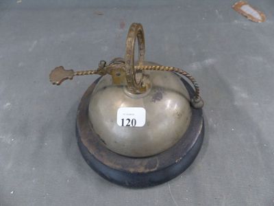 une petite clochette surmontée d'une clé