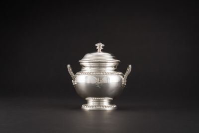 une théière ancienne en argent avec son couvercle, sur fond noir