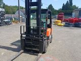 un chariot élévateur à fourche garé dans un parking