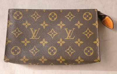 un portefeuille Louis Vuitton muni d'une fermeture éclair