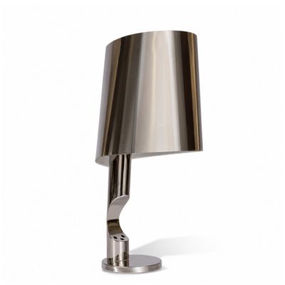 gros plan d'une lampe sur une table à fond blanc