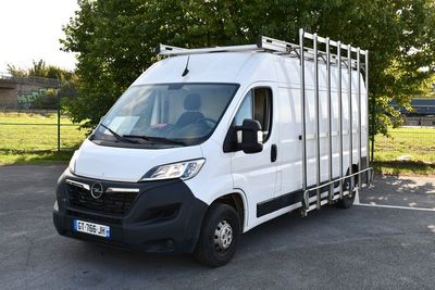 un camion blanc garé dans un parking