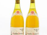 deux bouteilles d'alcool posées l'une à côté de l'autre sur une surface blanche