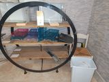 une image représentant une pièce avec un miroir et un bureau