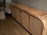 une photo d'un meuble en bois dans un salon