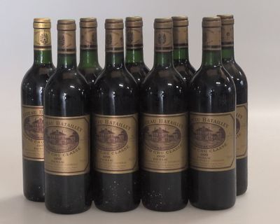 six bouteilles de vin sont alignées dans une rangée