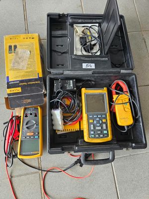 une photo représentant un boîtier d'équipement électrique posé sur un sol carrelé
