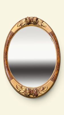 un miroir rond avec un cadre en bois accroché au mur