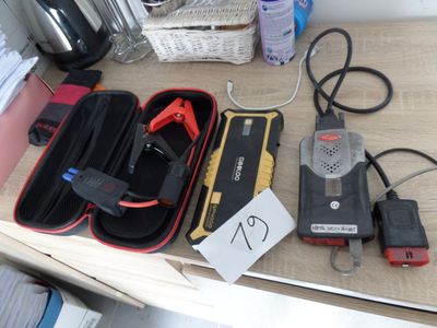 une mallette contenant un chargeur et d'autres objets