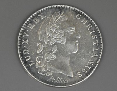 Gros plan sur une pièce d'argent portant une tête de femme