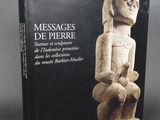 une image représentant un livre sur lequel figure l'illustration d'une statue