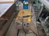une machine posée sur une table dans une pièce