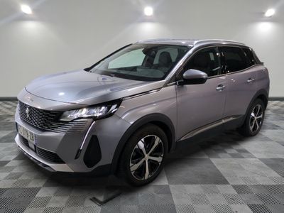 Le nouveau SUV Toyota C-HR est garé dans un showroom.