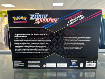 La boîte est ouverte sur la table en verre du magasin.