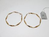 deux boucles d'oreilles en anneau dorées avec une étiquette de prix sur un fond blanc