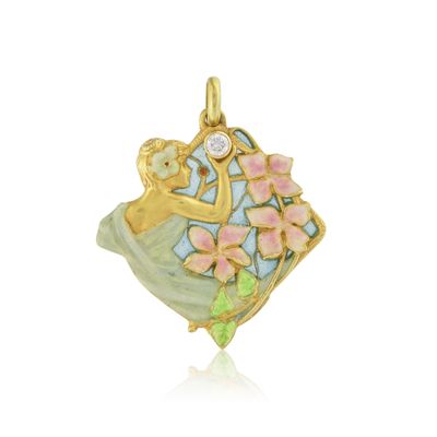 une image représentant un pendentif en or orné de fleurs et d'un oiseau