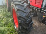 un tracteur garé sur le bord de la route