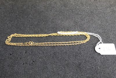 gros plan sur une chaîne en or à laquelle est attachée une étiquette