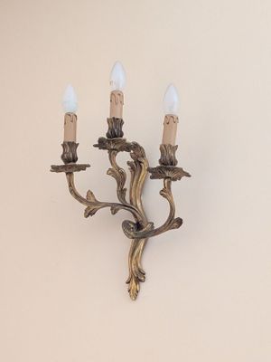 a wall light that is hanging on the wall