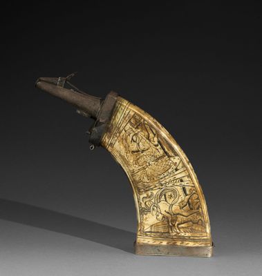 une image représentant une corne sculptée, avec des motifs gravés sur le côté