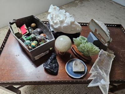 une table sur laquelle est posée une boîte contenant divers objets