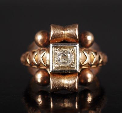 une image d'une bague en or avec un diamant au centre