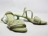 Sandales vertes Louis Vuitton avec boucles dorées au talon