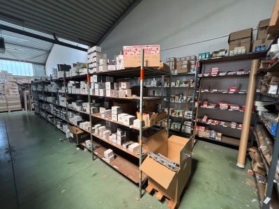 de nombreux cartons et boîtes sur les étagères de l'entrepôt