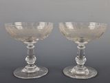 une paire de verres à vin en verre transparent posés sur une table
